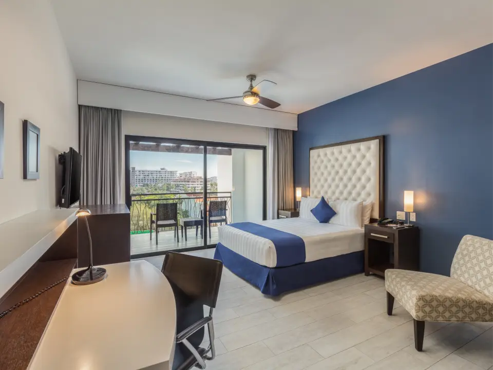 Deluxe Queen room with balcony view