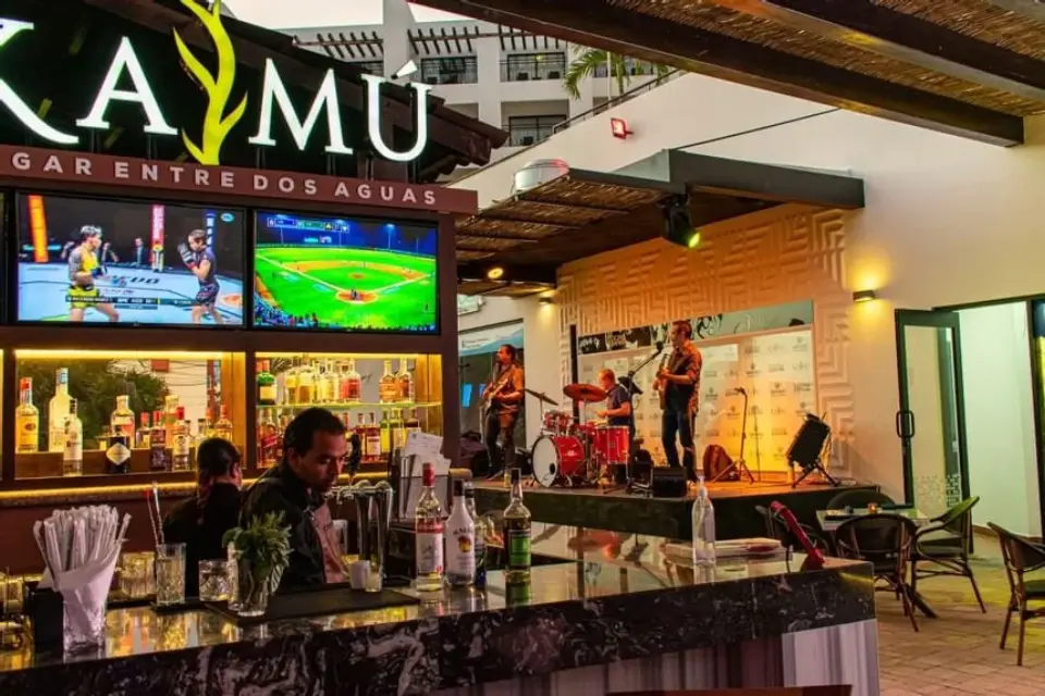 Live music at the Kamú bar