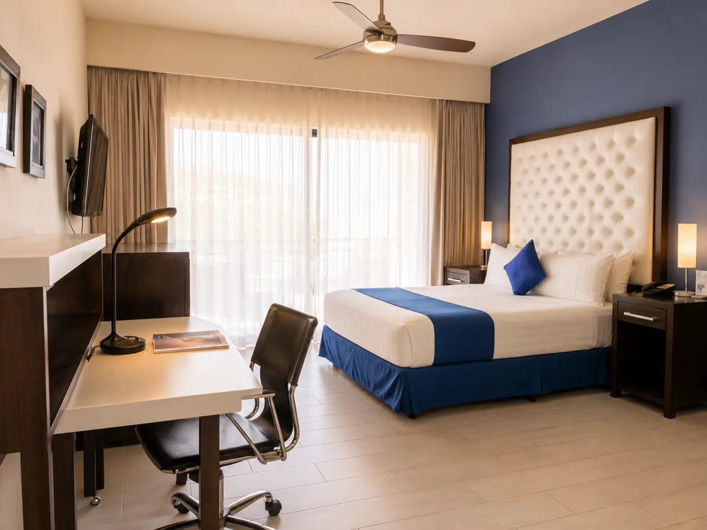 Deluxe Queen room with Queen bed and desk